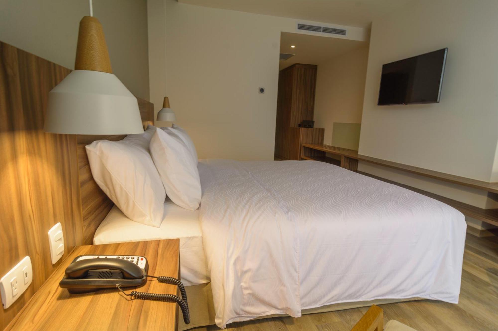 Novotel Medellin El Tesoro Esterno foto A room at the hotel