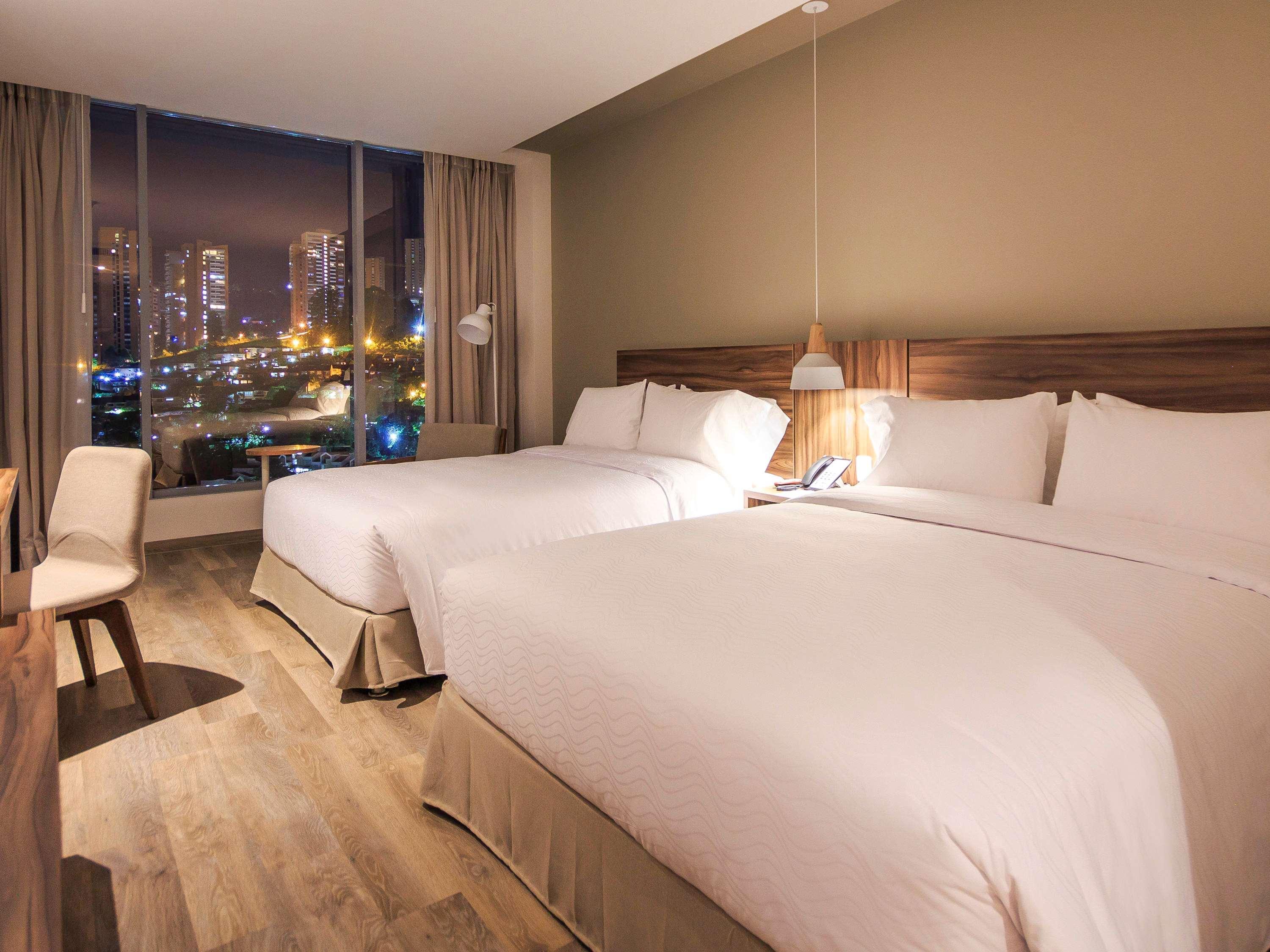 Novotel Medellin El Tesoro Esterno foto A room at the hotel