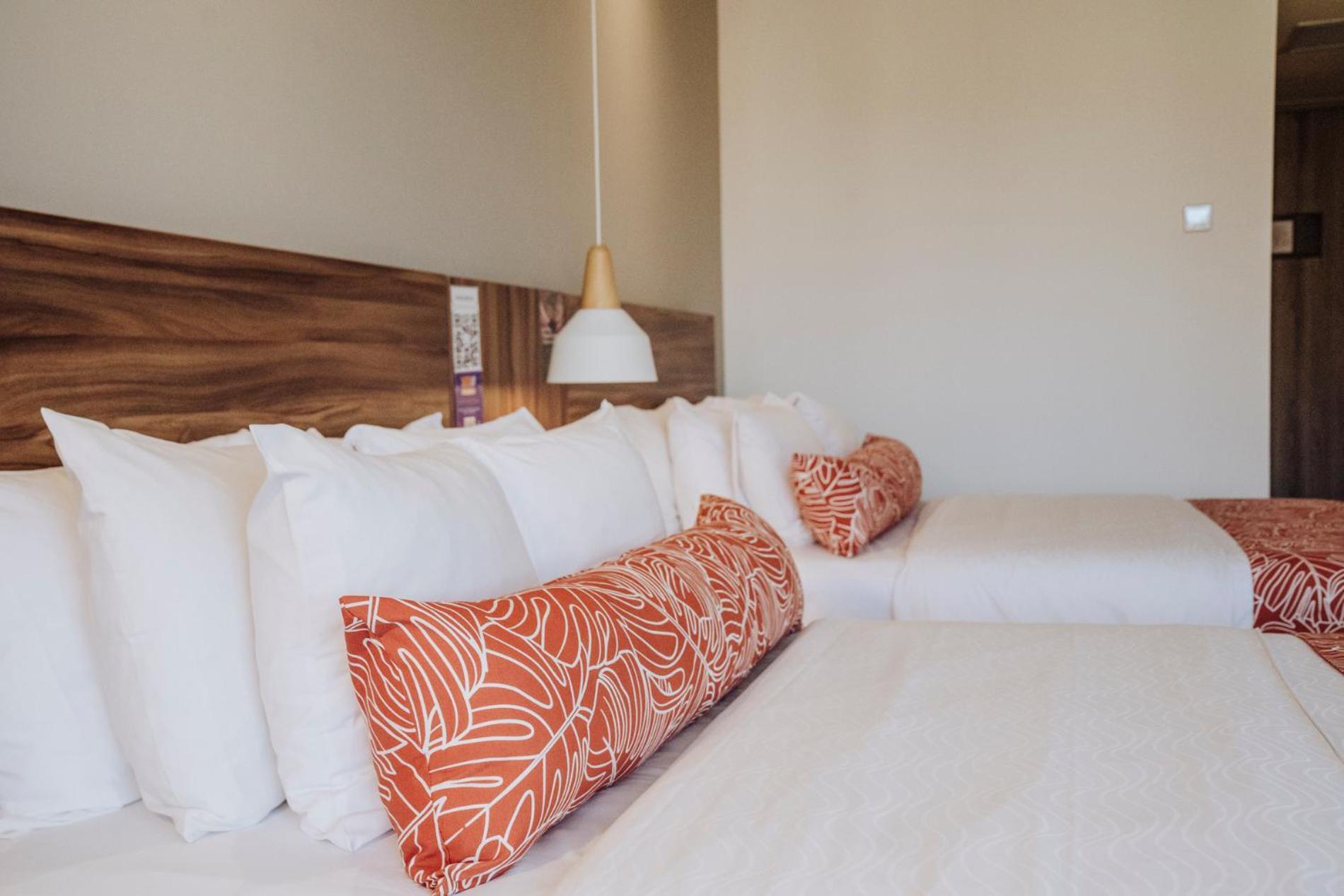 Novotel Medellin El Tesoro Esterno foto A bed with cushions