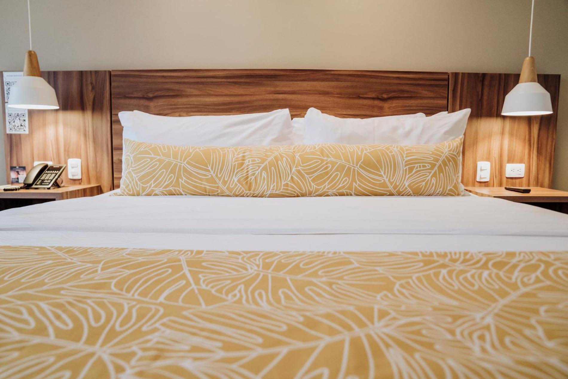 Novotel Medellin El Tesoro Esterno foto A bed with a headboard