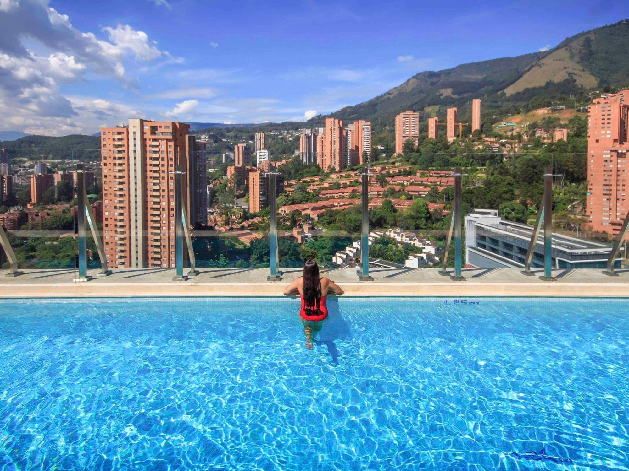 Novotel Medellin El Tesoro Esterno foto View of El Burgo from the swimming pool