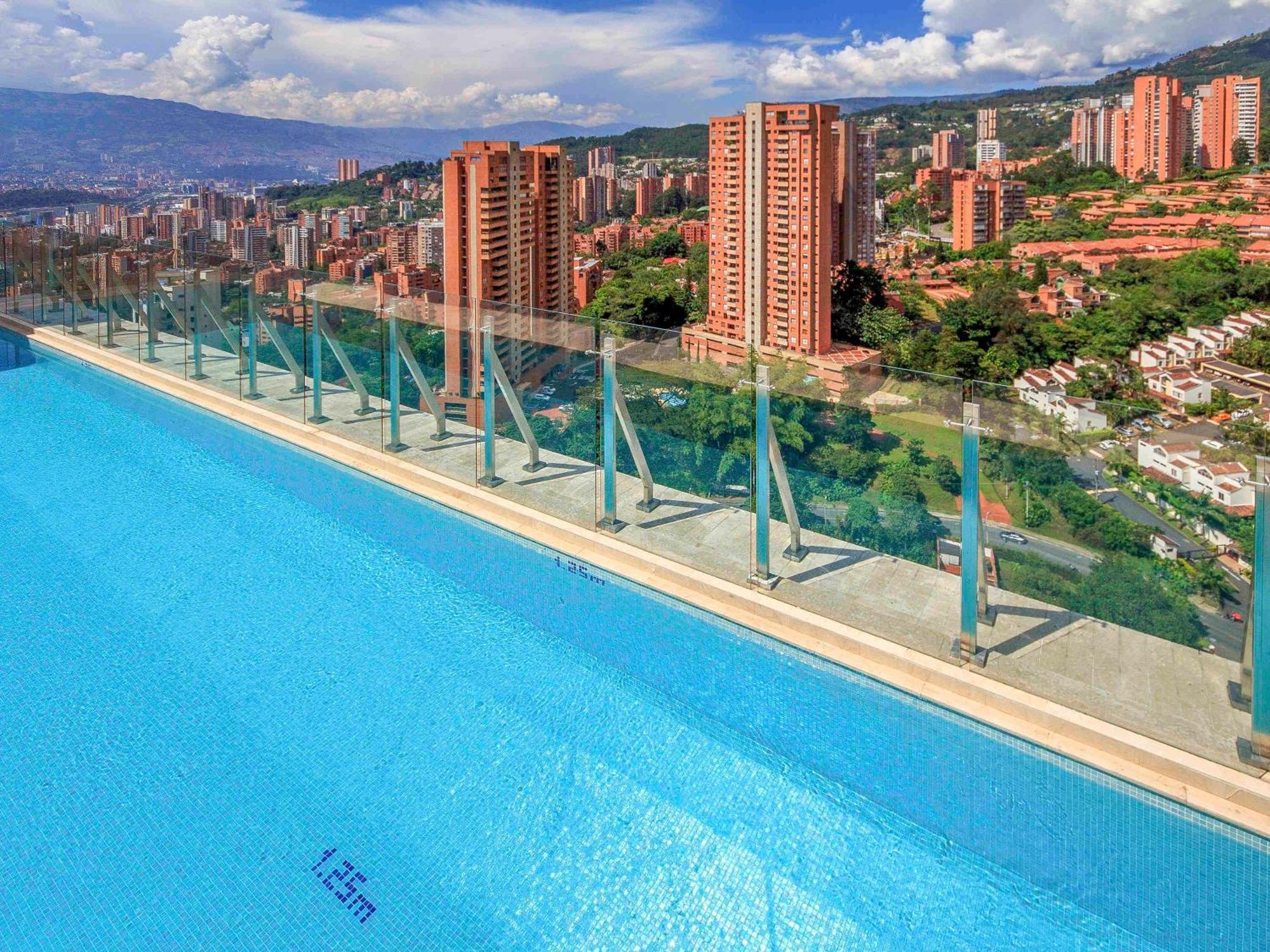 Novotel Medellin El Tesoro Esterno foto Infinity pool in Medellín, Colombia