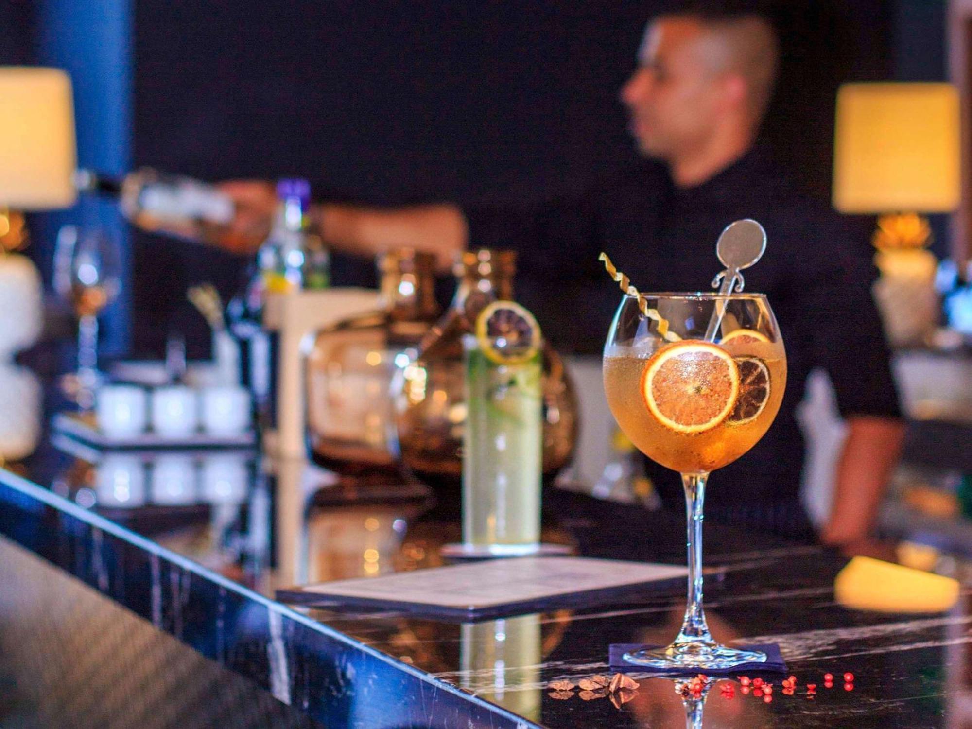 Novotel Medellin El Tesoro Esterno foto A bartender at work
