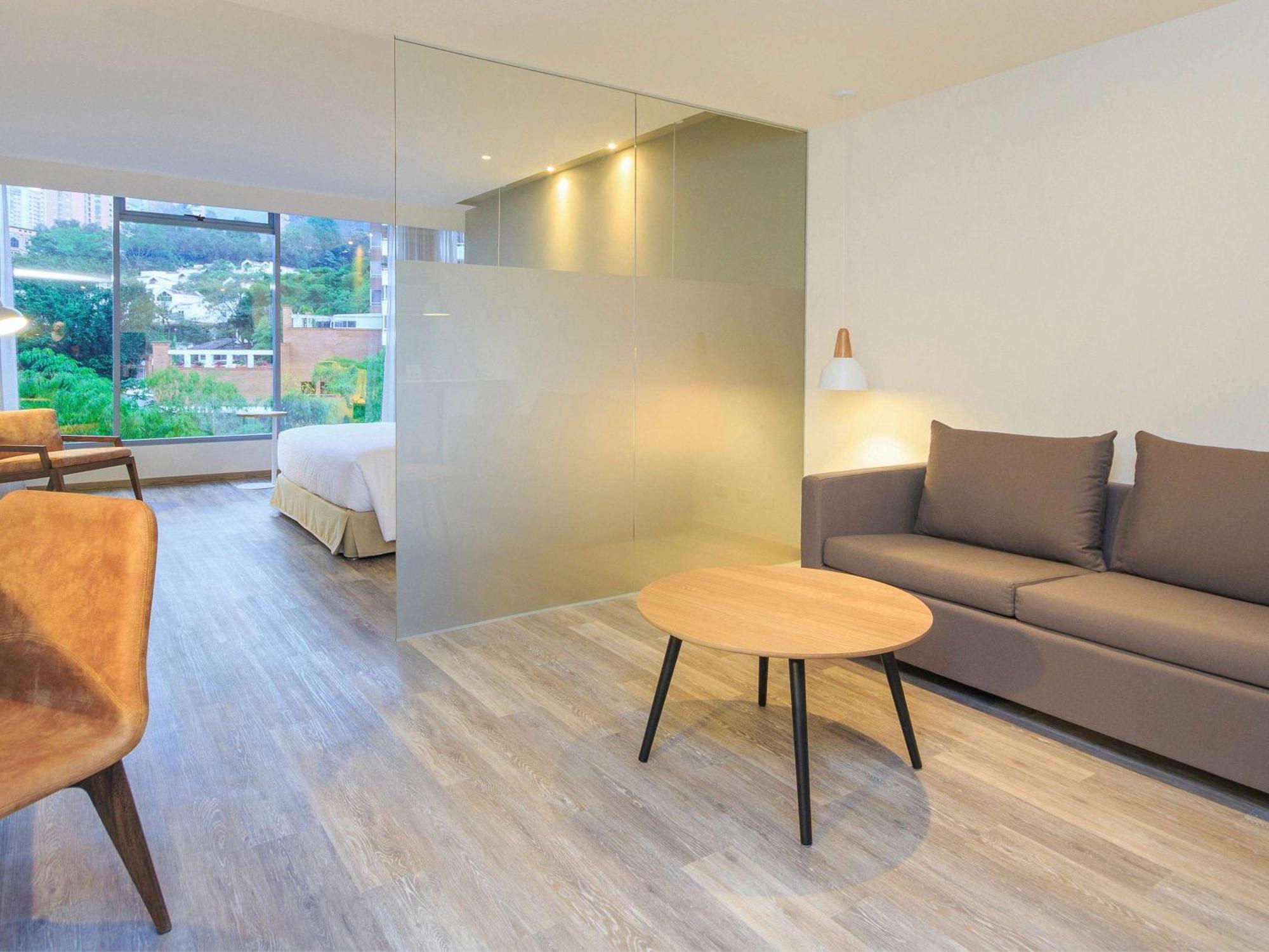 Novotel Medellin El Tesoro Esterno foto A room at the hotel