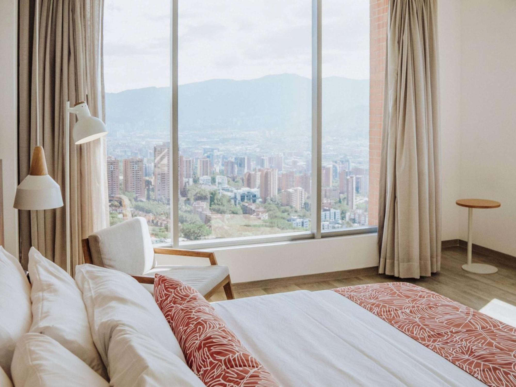 Novotel Medellin El Tesoro Esterno foto A bedroom at the hotel